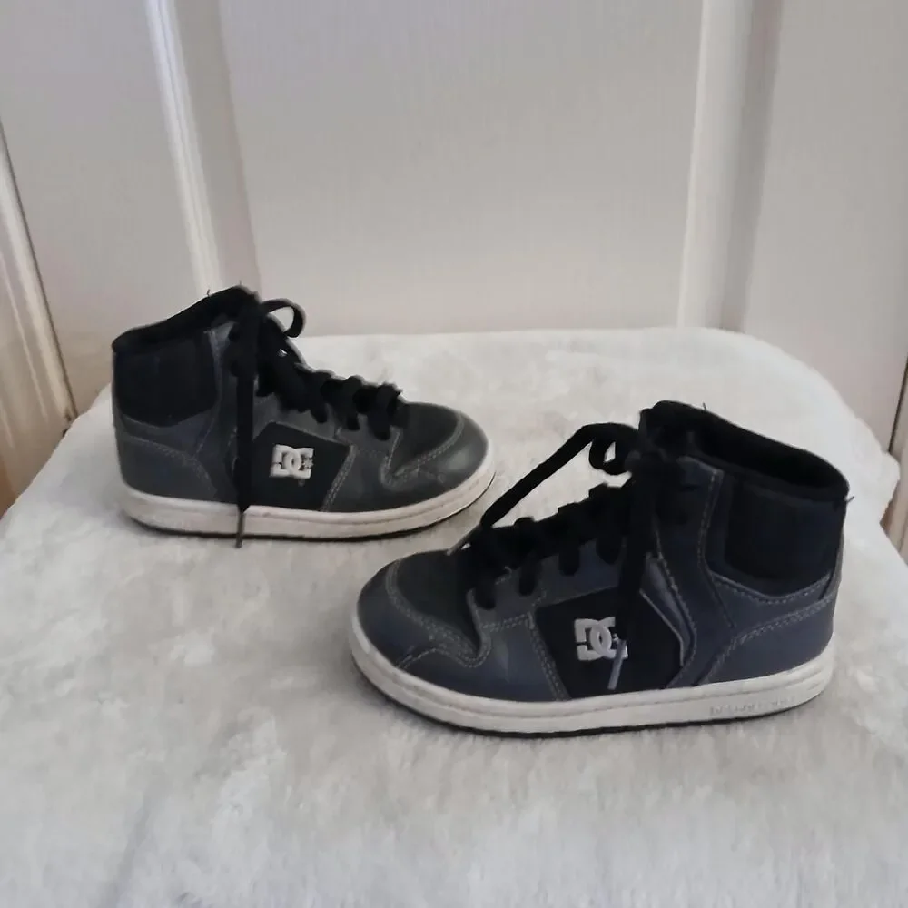 DC Shoes Black and Gray High Top Skate Sneakers Boys' Size 10 Skater Streetwear